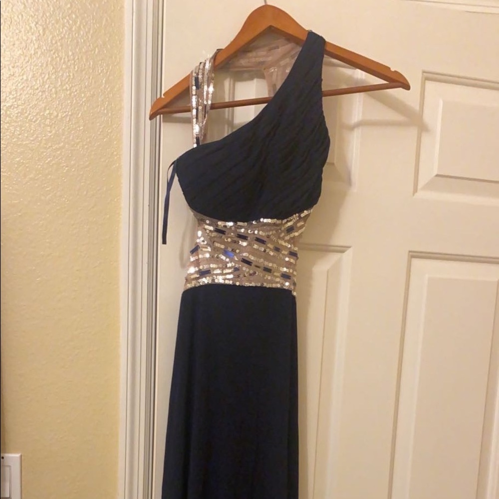 Elegant dress to wear to any formal event.